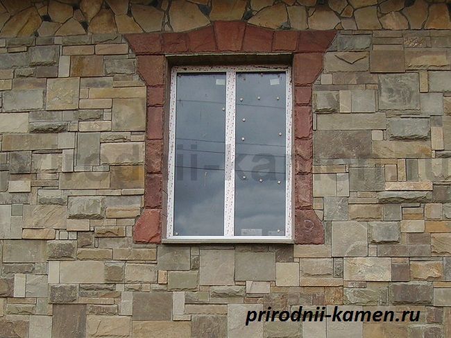 Каменное обрамление окна
