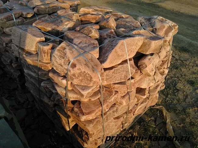 Малиновый бутовый камень галтованный